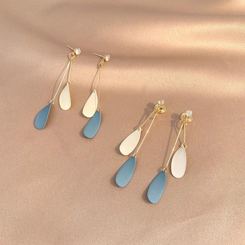 Damen Einzigartige Blaue Schlankmachende Blatt-Ohrringe - Clip-On-Stil, Kein Piercing Erforderlich