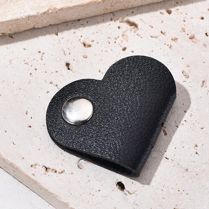 

Кожаный органайзер для кабелей и наушников в форме сердца чёрный