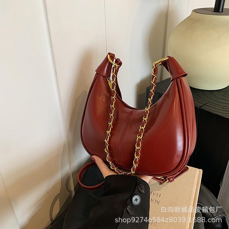 

High sense retro Maillard brown small bag women s 2025 new versatile messenger bag fashion super fire tote bag бордовый