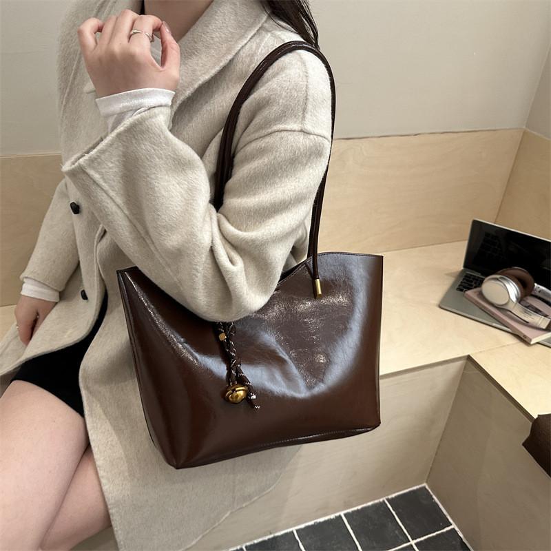 Retro Minimalist Single Shoulder Bag For Women With Large Capacity And Magnetic Closure For Daily Use