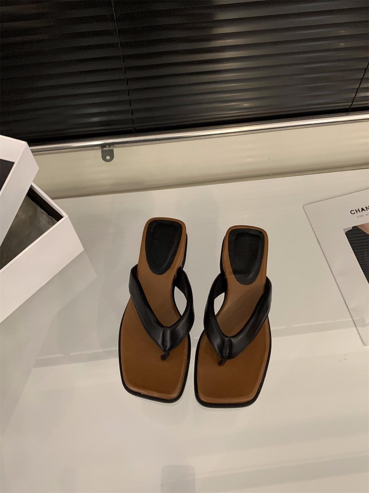 

Slope heel thick sole pinch foot flip-flop shoes women s shoes wear 2025 summer soft sole French small sandals beach sandals 40