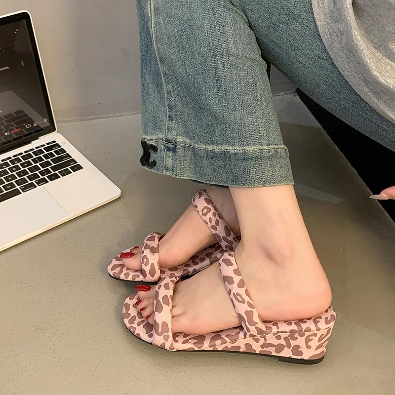 Fashion On A Wedge Shoes Woman 2025 Slippers Summer Pantofle Luxury Slides Platform Silver New Soft Designer Scandals House Slippers Pla
