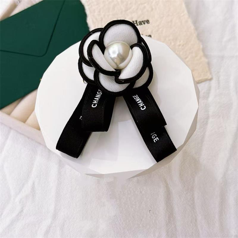 Kamelienperlenbrosche Ganzjahres-Universal-Trauerschmuck-Anstecknadel High-End Französisch Retro Elegant Tasche Stoff Schal Accessoire Brosche