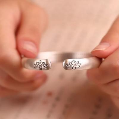 Schlichter und frischer Stil   Vintage Matte Armreifen Graviertes Herzsutra Lotusblume Armband für Damen Schmuck Öffnung