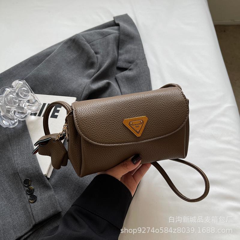 

Premium texture versatile retro small bag women s 2025 new temperament shoulder underarm bag crossbody popular small square bag темно-коричневого кольору