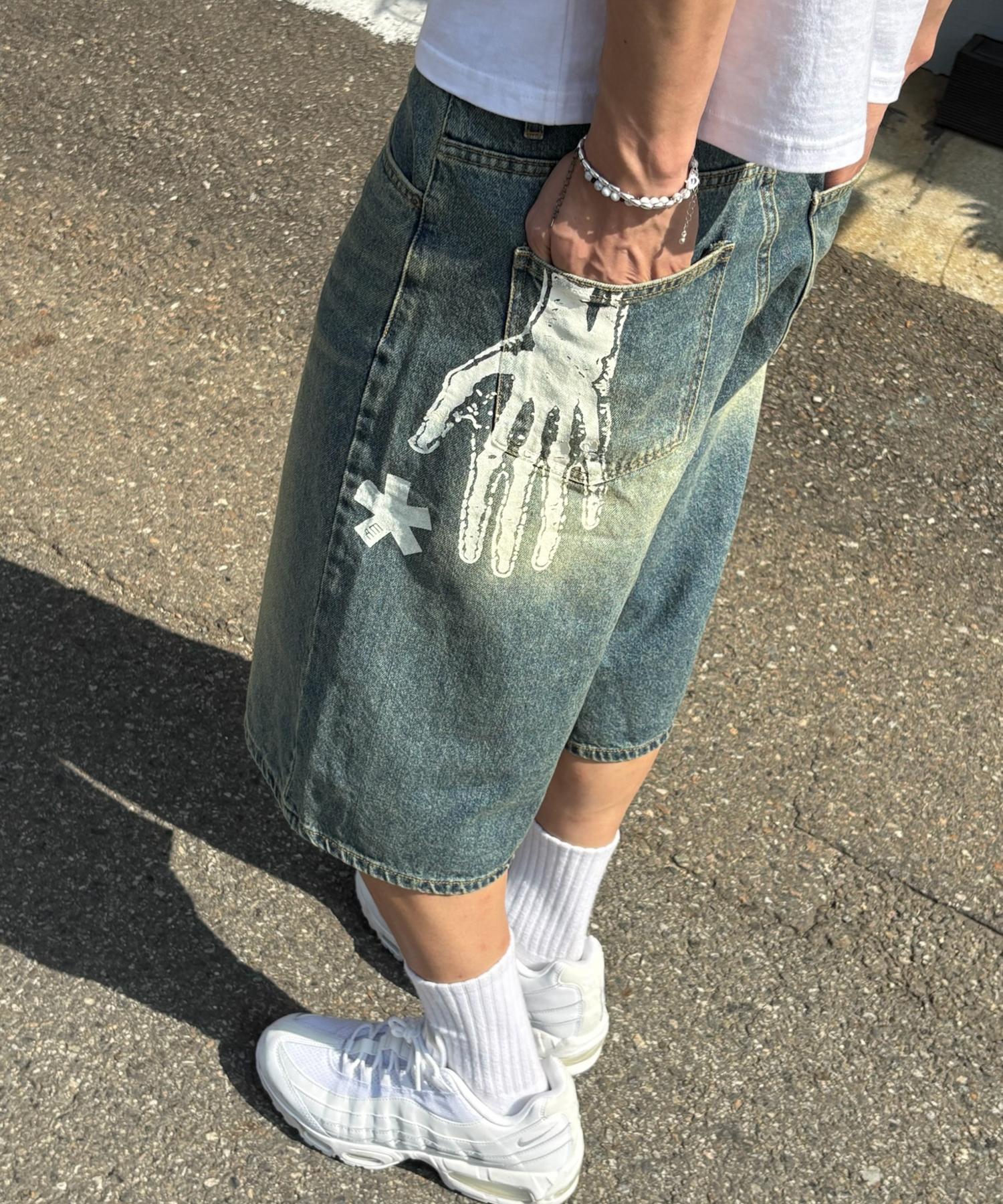 AMOU Hand Sign Denim Bermuda Pants