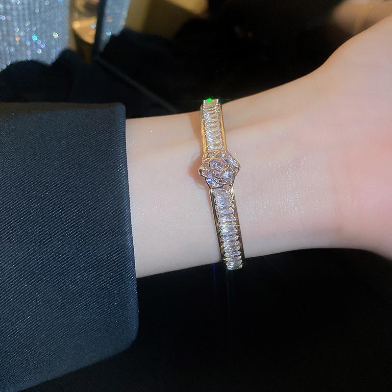 

Легкий роскошный и высококачественный браслет из микро-инкрустированного циркония с модным темпераментом, нишевый и универсальный браслет, аксессуар ручной работы
