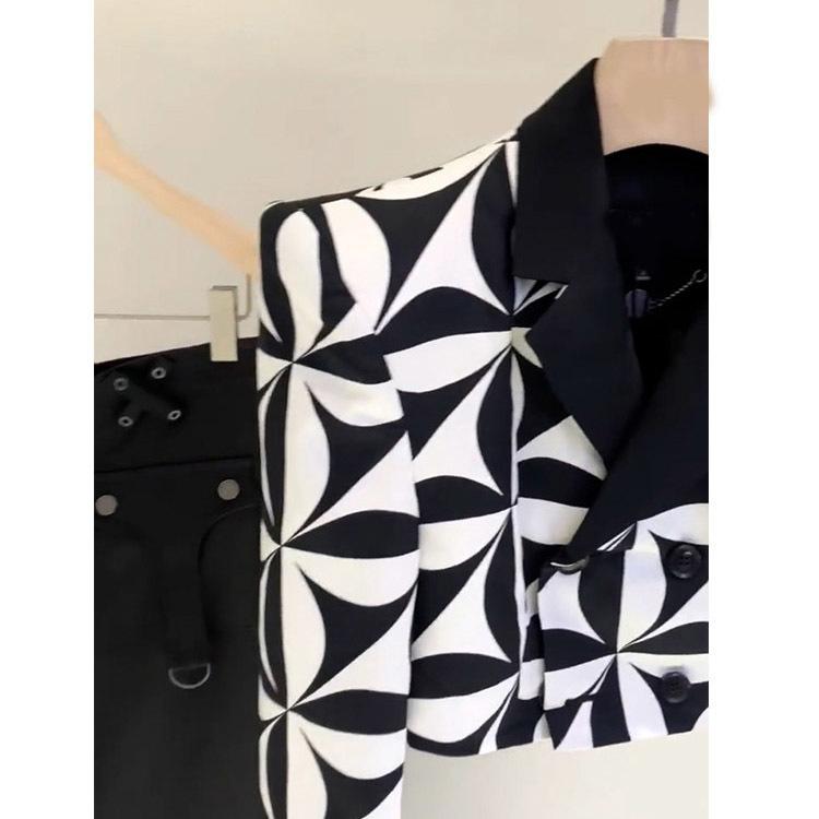 Jachetă blazer pentru femei la modă și elegantă - Un must-have pentru garderoba ta