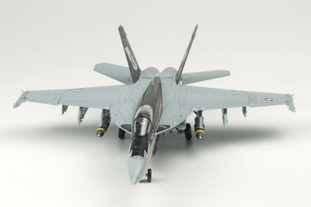 Platz US Fighter Super Hornet Sunliners Plastic Model Kit with Masking Stickers 1/72 Carrier-Based F/A-18E VFA-81 AE-55 (Airplane)