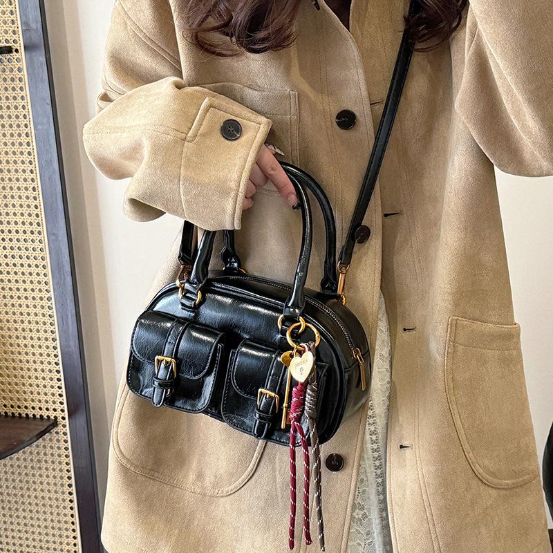 Small Bag Women's 2025 New Winter Women's Bag Versatile Fashion Shoulder Messenger Bag Casual Soft Leather Retro Small Square Bag