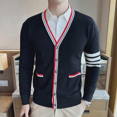 Klassische Strickjacke mit V-Ausschnitt und vier Streifen für Herren