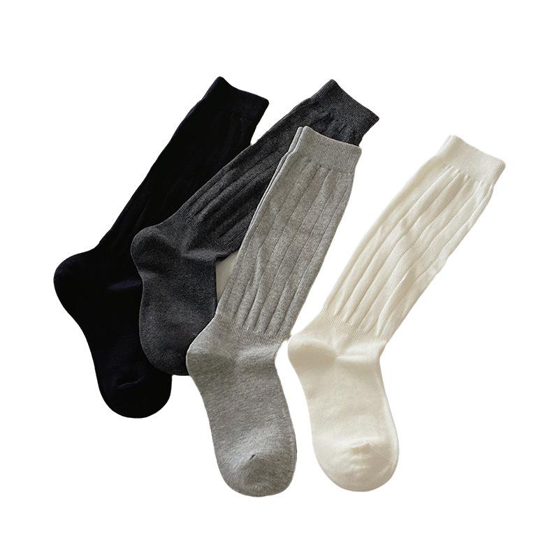 Einfache und vielseitige Damen-Wadensocken in Unifarben mit vertikalen Streifen zur optischen Verschlankung. Haufen Haufen Socken