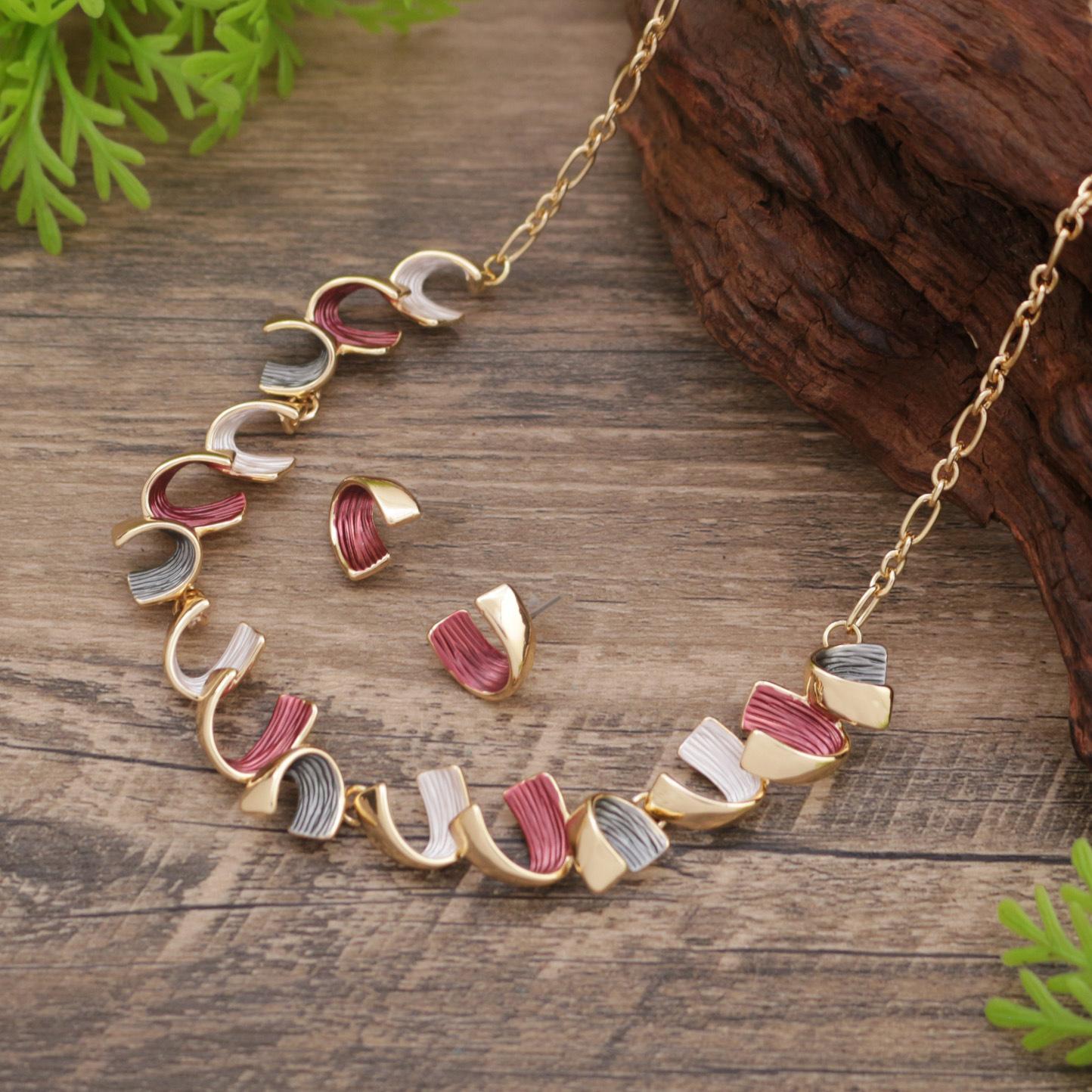 

Новый набор эмалевых цветных геометрических серег-гвоздиков и ожерелья, женское модное ожерелье в виде неправильной спирали с высоким чувством стиля