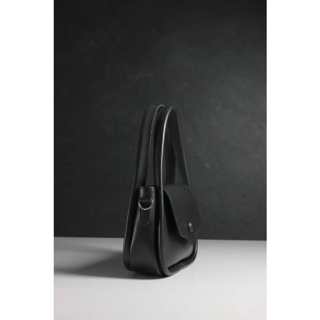 Dámská crossbody kabelka s dvojitým držadlem a magnetem