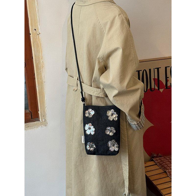 Decorative Mobile Phone Bag - Trendy, Versatile, Small Shoulder-slung Bag for Women, Suitable for Casual Commutes.