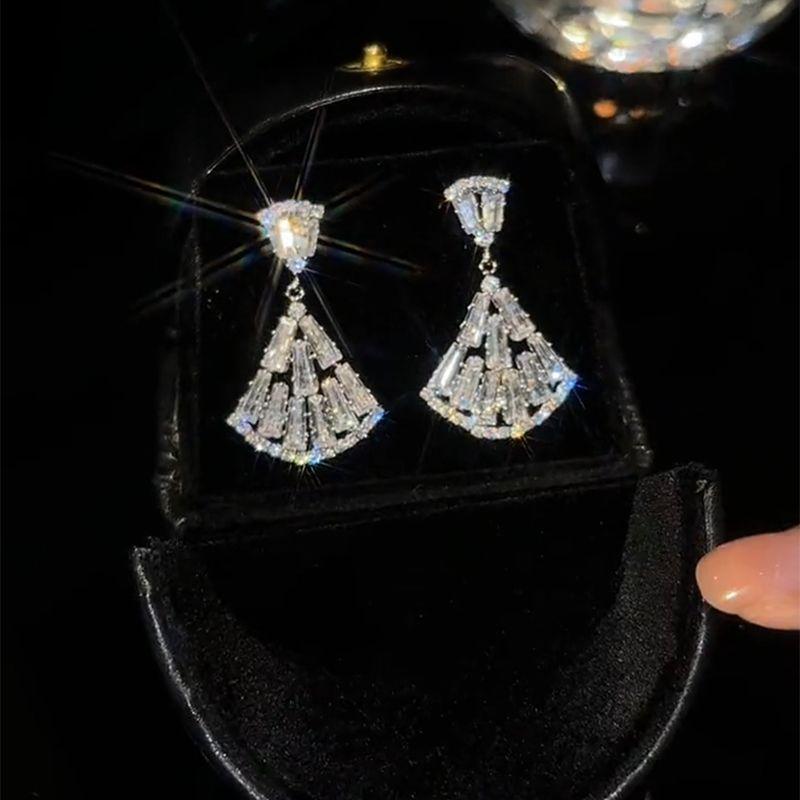 

Fancy Zircon Scallop Earrings All-Matching Western Style Super Flash Stud Earrings Special-Interest Design Accessible Luxury Silver Pin Earrings Women Silver zircon fan earrings