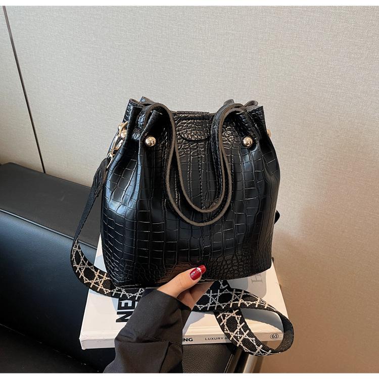 

2025 лето новая сумка высокая ценность сумка-ведро весна и лето широкополосная на плечо сумка-мессенджер сумочка чёрный