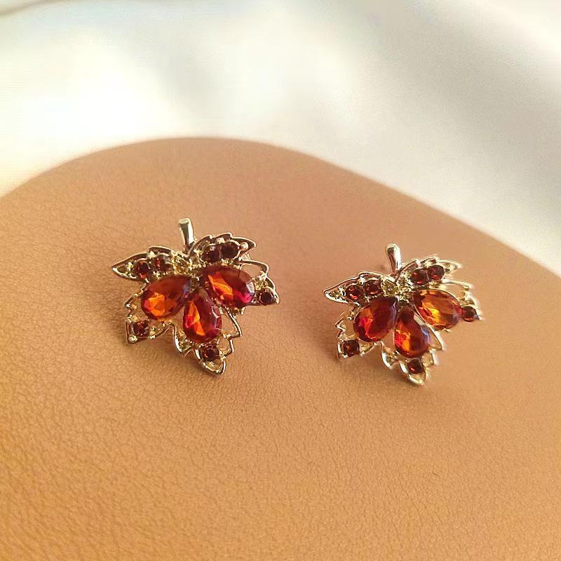 

Amber Maple Leaf Stud Earrings - S925 Silver, Fashionable and Versatile Design, High-End Style Earrings янтарь