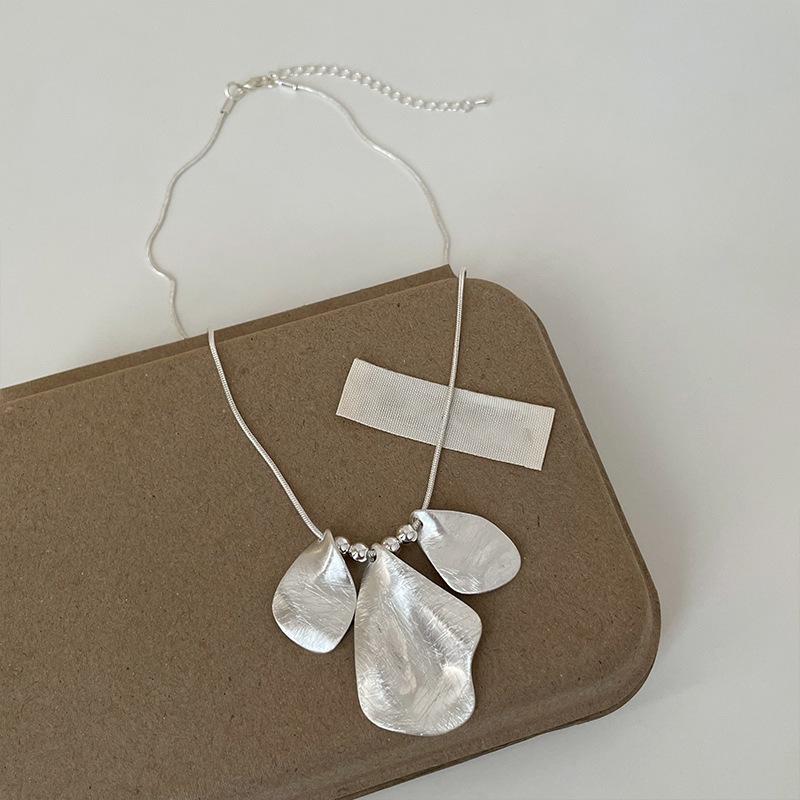 

Складное ожерелье-шар из матовых лепестков, нишевое, с холодным ветром, простая цепочка на ключицу, корейский стиль, персонализированное ожерелье для женщин