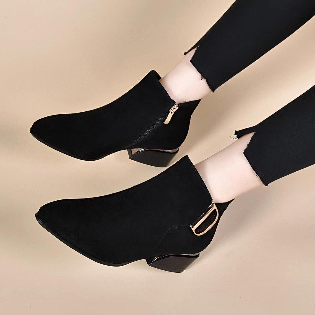 

Женские полусапожки 2025 осень и зима новая черная овчина толстый каблук пряжка с буквой модные сапоги два вида остроносые женские кожаные сапоги 40