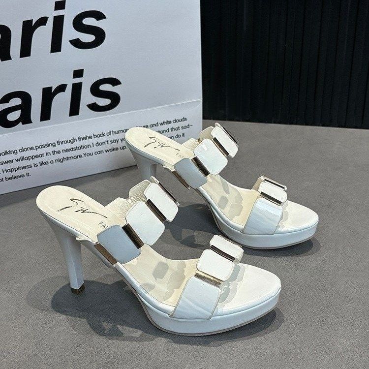 2025 neue Sommer High Heels coole Slipper Damenbekleidung Koreanische Version wasserdicht Tisch dünner Absatz Slipper beliebt ausländischer Stil