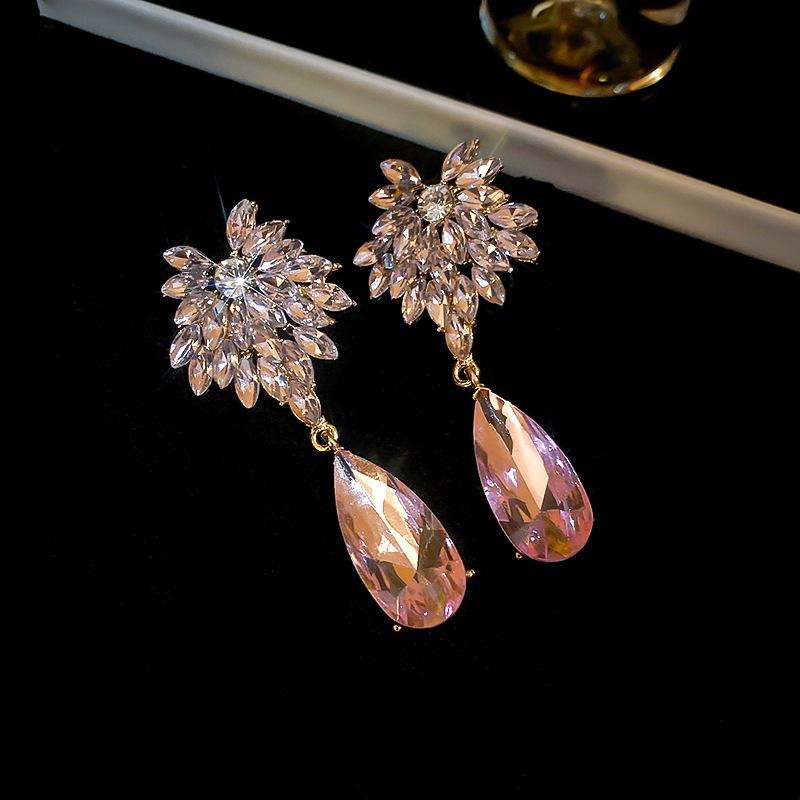 Europäische und amerikanische Super-Flash-Diamant-verzierte Blume digitale Fransen-Steckohrringe Kaltwind-Ohrringe Übertriebene Ohrringe