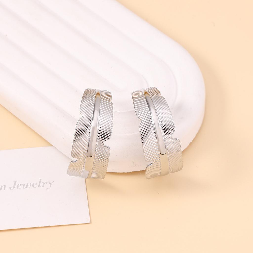 The Baroque light luxury style high-end circular C-shaped leaf-shaped stud earrings have a unique and niche design sense