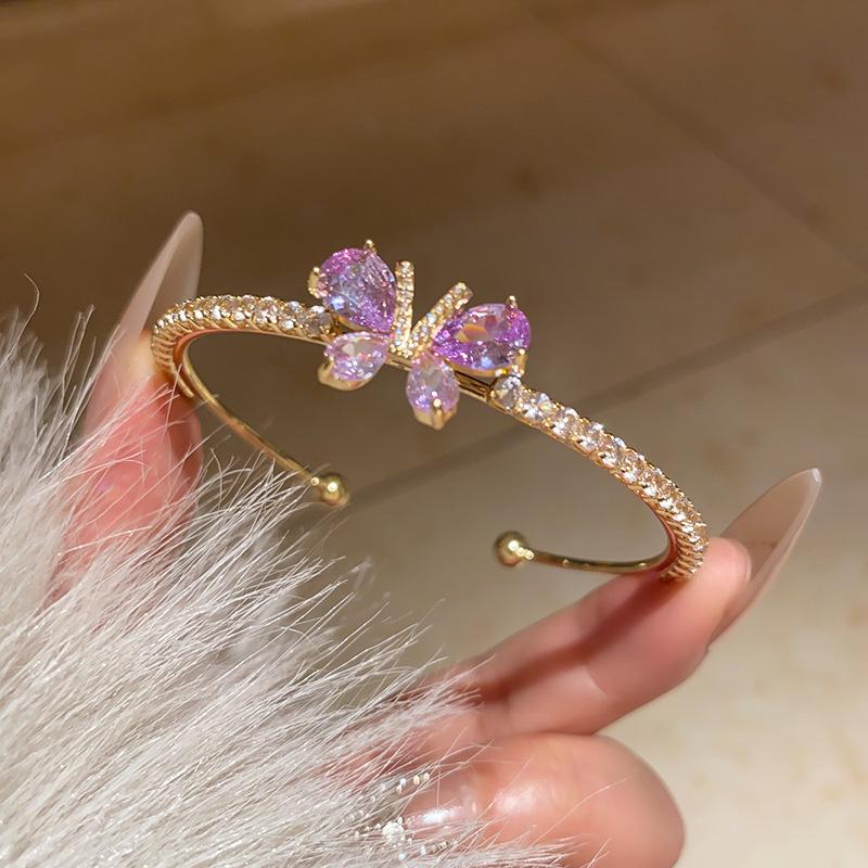 Elegantes Zirkon Buchstaben Blumen Armband: Hochwertiger vielseitiger Armreif für Damen