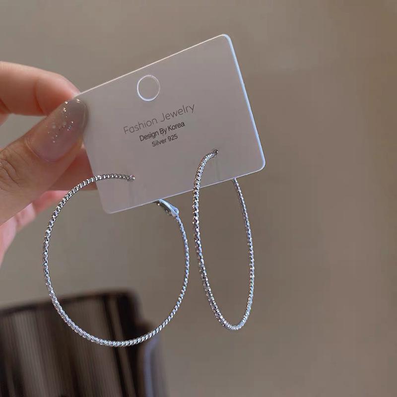 Women's Luxury Textured Metal Hoop Earrings - Versatile Niche Design