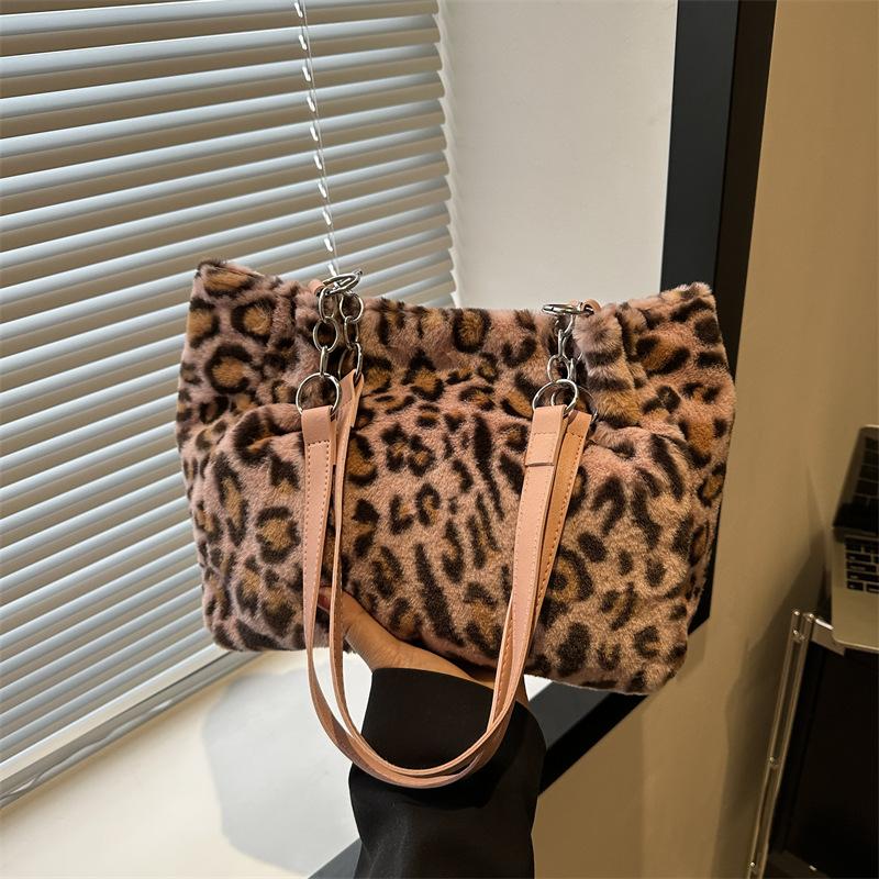 Simple and large-capacity leopard print bag 2025 new trendy fashion plush tote bag fashion chain portable shoulder bag
