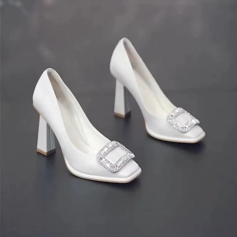 

Мода 2024 года, новые модные туфли на толстом каблуке, однотонные, квадратные, со стразами, удобные и универсальные, женские туфли без застежек 39 белый