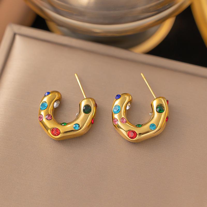 Stainless Steel French Retro Pearl Pendant Earrings: Color-Retaining, Sleep-Friendly.