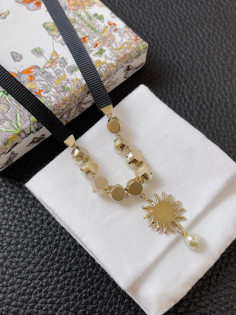 Latest Hot Brand Vintage Women's Necklace Luxury Jewelry For Women Designer Pendant Long Short Chain Necklaces Pearls Choker