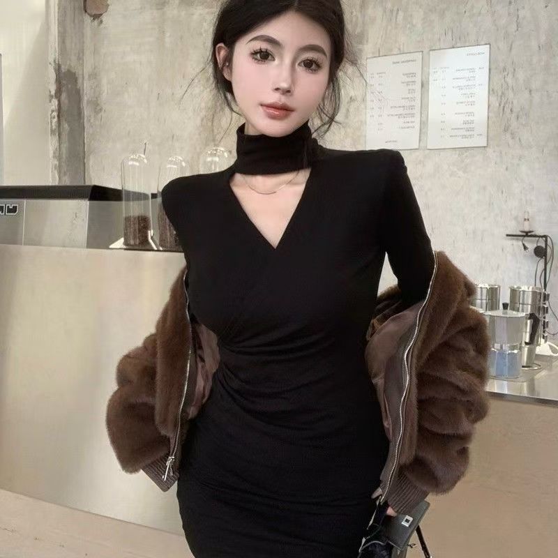 Black Sexy V-neck Neck Dress for Women's Autumn and Winter Inner Lining with a Coat, Slim Waist and Hip Short Skirt