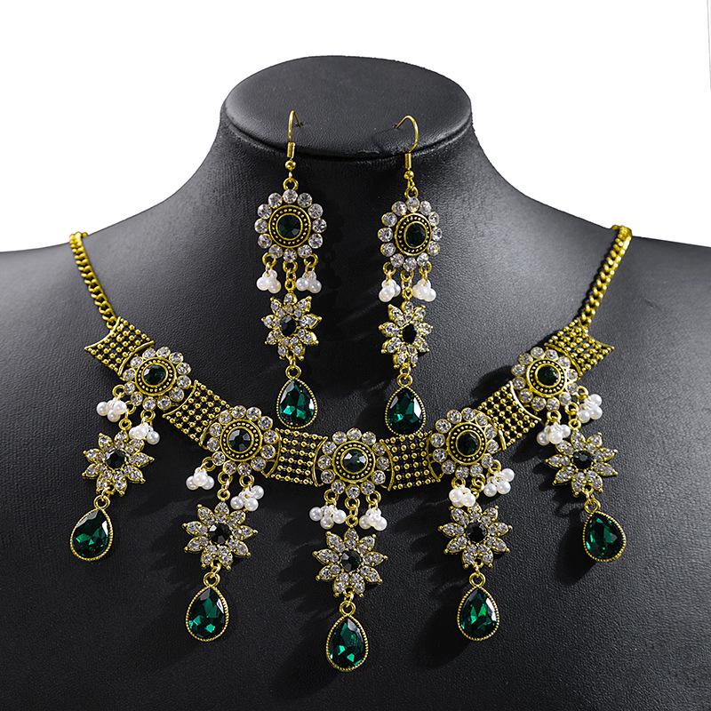 

Набор украшений из богемского хрусталя: Этническое ожерелье с кисточками и серьги со стразами