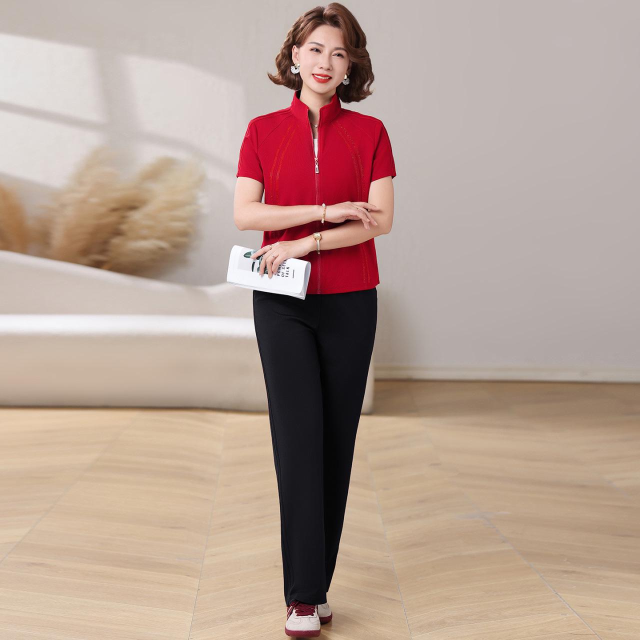 

2026 Chic Casual Summer Sportswear Set for Middle-Aged Women: Age-Defying Short-Sleeved Top 4XL