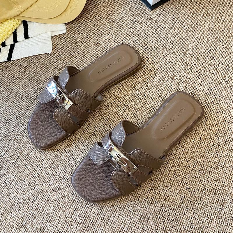 

666-8 Internet celebrity square head lock cool slippers women wear 2025 summer new French flat beach one-word 40