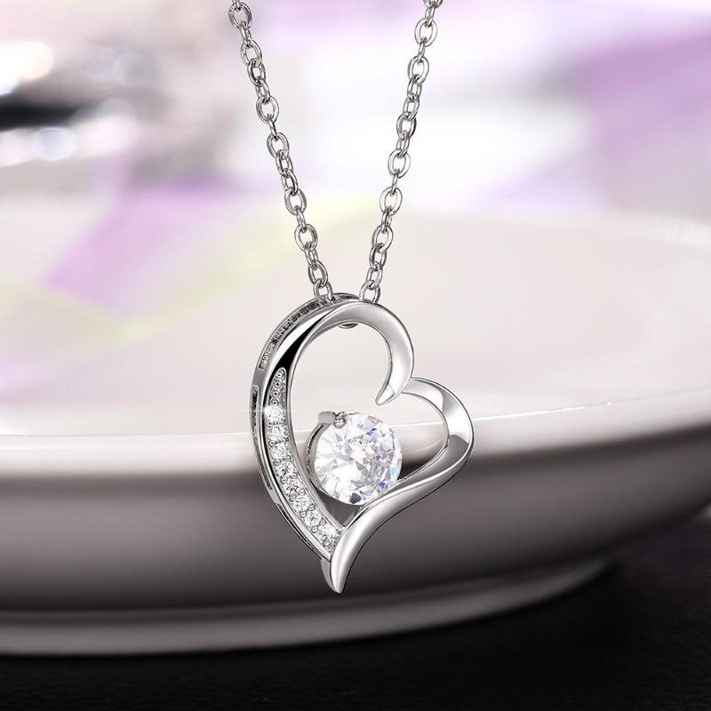 1Pc Fashionable, Inlaid with Synthetic Zircon, Love-shaped Necklace, Light Luxury Niche Design Zircon Pendant.