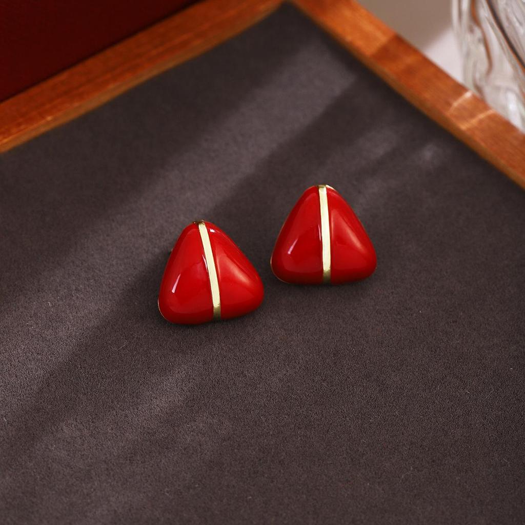 Silver Needle Red Heart Pearl Drip Stud Earrings: French Retro Vintage Ear Cuffs for Autumn and Winter.