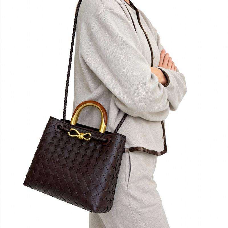 2025 Neue handgewebte Tasche Holzgriff Metallseil-Schnalle Tragetasche Retro Premium Schulter-Umhängetasche Damen