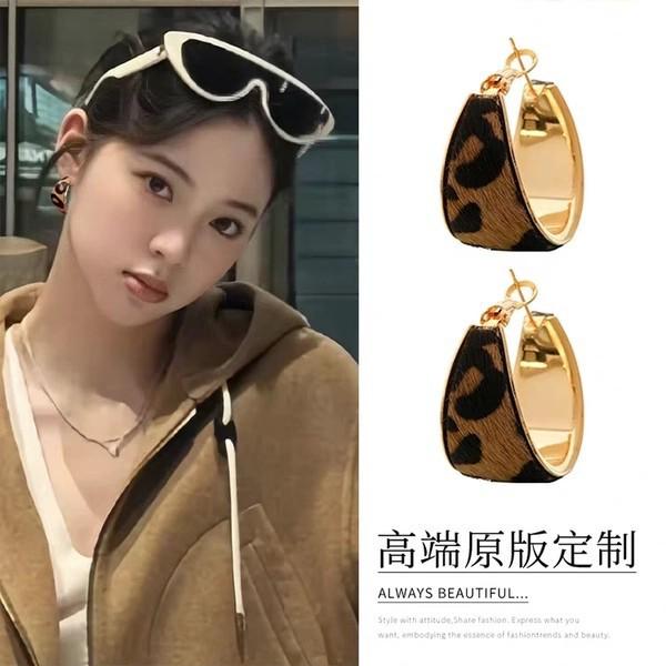 Vintage geometric wide-edged leopard print circle earrings, women s autumn and winter exaggerated ear jewelry
