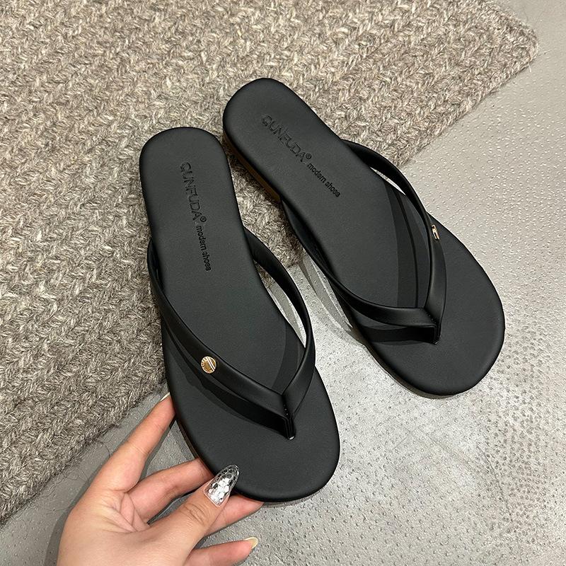 Internet celebrity super fire flat bottom flip-flop slippers women's summer wear 2025 new high-end non-slip cool slippers