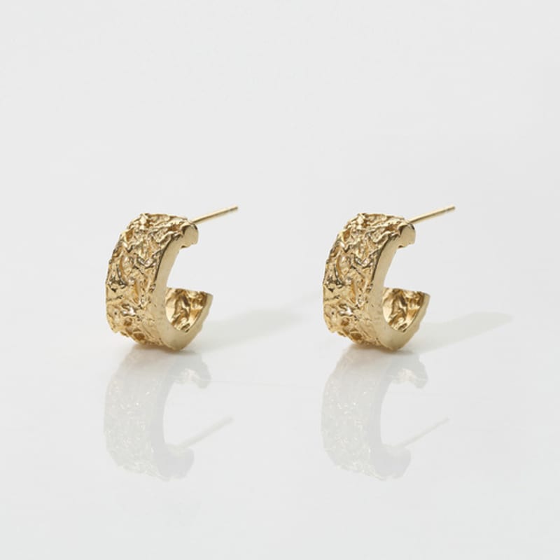 Ahjeong Rough Texture Earing. Gold