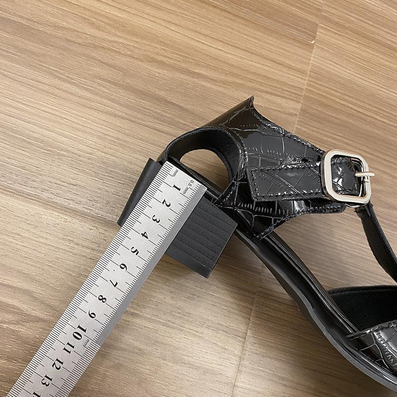 Soft leather retro baotou woven flat Roman sandals summer new square head hollow versatile casual pig cage shoes women