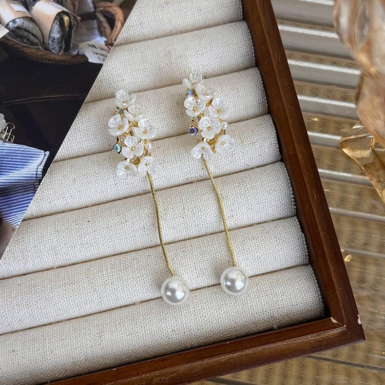 

Две серьги-гвоздики с кисточками и ракушками, модные длинные серьги-лепестки с кисточками для женского лица, утягивающие лицо