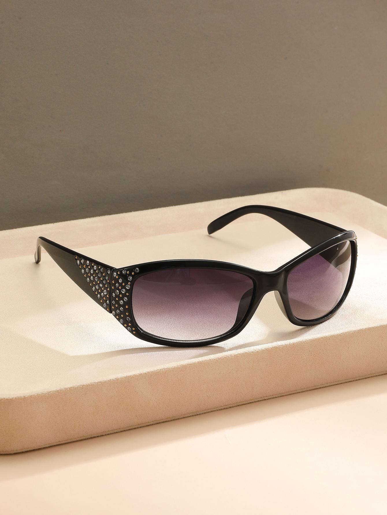 

European style small frame fashion glasses with water-drop embellishments on the armbands. Suitable for everyday wear or driving чорний