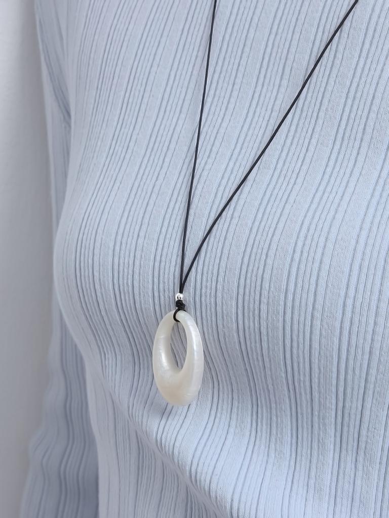 Getmebling Bold Oval Pendant