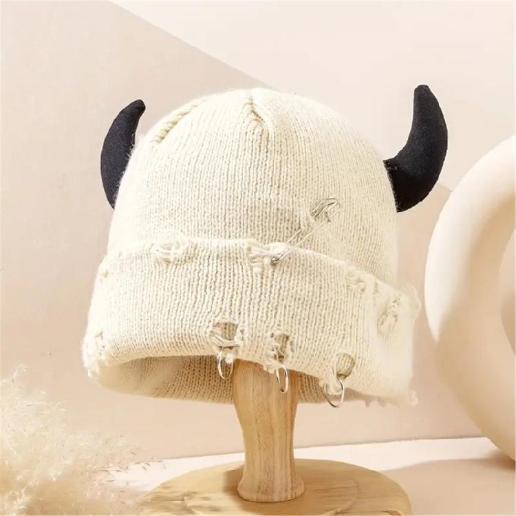 Traditional Fashion Warm Fruit Pom Hat Highlighting Troubled Weave Detailing And Metal Pin Intonation Insulated Cold Rainwear