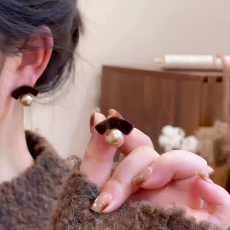Vintage Enamel Brown Iris Flower Pearl Earrings For Women Gently Temperament Earrings Fashion Jewelry Accessories Gifts