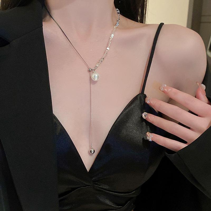 Fashionable Floral Geometric Necklace with a Light Luxury Style Sweater Chain and French Retro Accessories